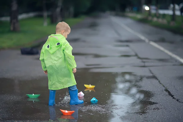 Egy Fiú Játszik Csónakok Egy Pocsolya Gyermekkori Séta Őszi Játék — Stock Fotó