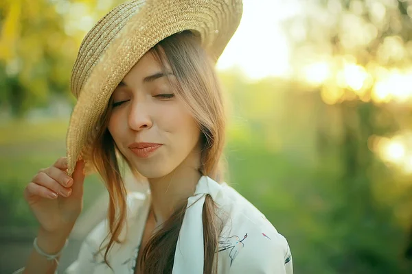 Glücklich Romantisches Mädchen Mit Strohhut Junges Modell Einem Kleid Sommertag — Stockfoto