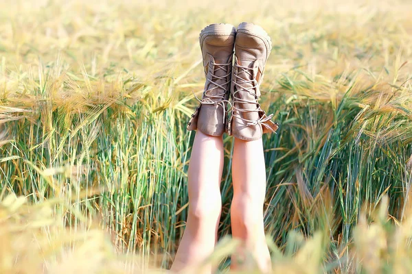 Mädchen Liegt Auf Dem Feld Mit Den Beinen Stiefeln Beine — Stockfoto