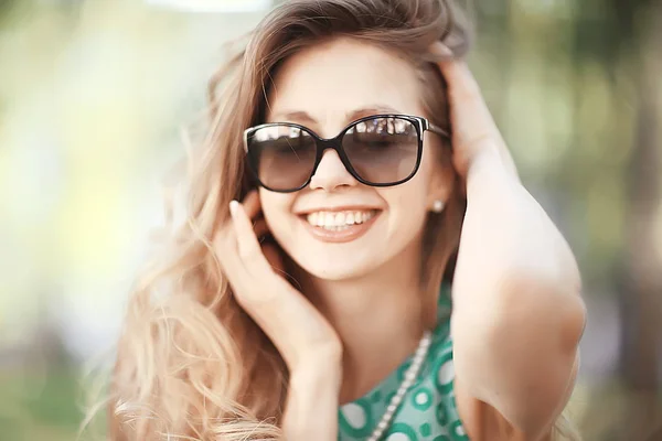 Glad Blondin Solglasögon Ung Vacker Flicka Solglasögon Kvinna Sommarlook — Stockfoto