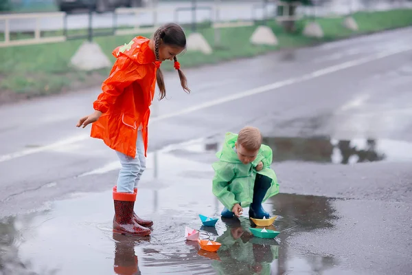 Erkek Kız Kardeş Bir Birikintisi Yağmurluk Giysiler Sonbahar Hava Çocuklar — Stok fotoğraf