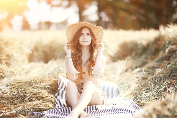 genç mutlu avrupa modeli / yaz tatili, yaz manzara doğada bir yürüyüş, tek başına yetişkin bir kız