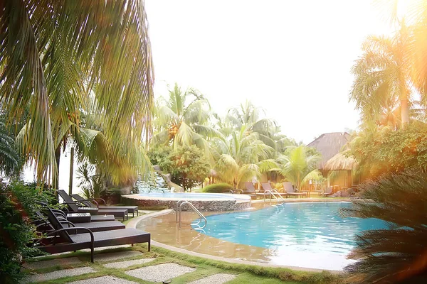 Tumbonas Del Hotel Piscina Descanso Hotel Tropical Descanso Cómodo Recreación — Foto de Stock