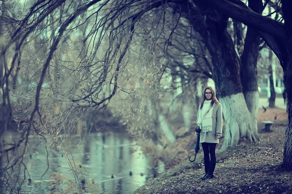 Deštný Rybníček Podzimní Žena Říjen Městském Parku Rybníka Krajina Dívkou — Stock fotografie