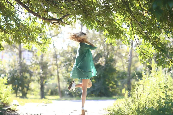 Verspielte Erwachsene Junge Mädchen Sommer Wirbelt Springen Fröhlich Schöne Modell — Stockfoto