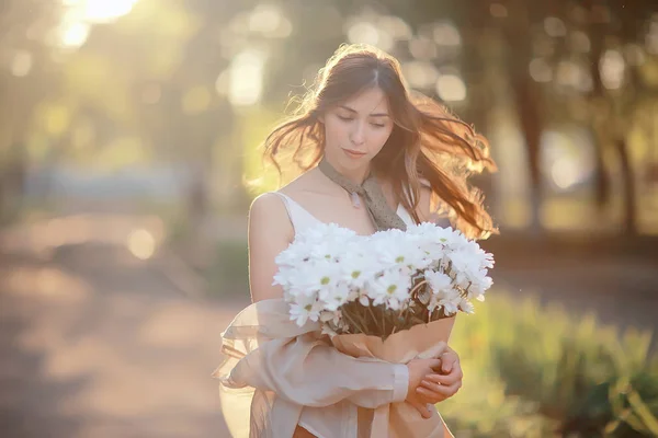 街の花を持つ幸せな女の子 夏の写真若い美しい女の子は 街の通りに花の花束を持っています — ストック写真