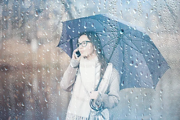 Mujer Hablando Por Teléfono Lluvia Otoño Mensaje Tiempo Otoño Sobre —  Fotos de Stock