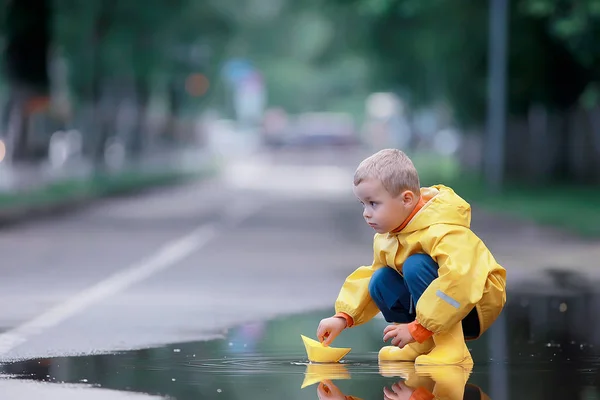 Garçon Joue Des Bateaux Dans Une Flaque Eau Enfance Marche — Photo