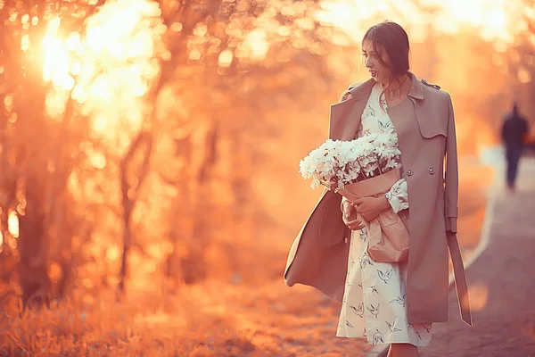 Gouden Herfst Meisje Portret Happy Free Jong Meisje Herfst Landschap — Stockfoto