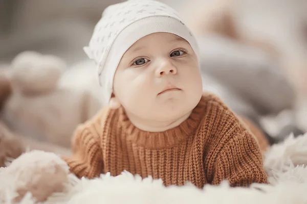 暖かいセーターの子供の男の子 肖像画の季節の服 子供の暖かいニットセーター 秋の肖像画 — ストック写真