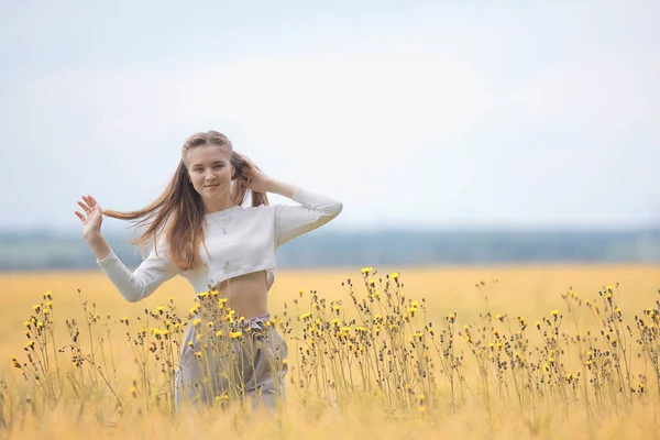 Doğa Sonbahar Alan Moda Modeli Kız Manzara Yaz Alanında Güzel — Stok fotoğraf