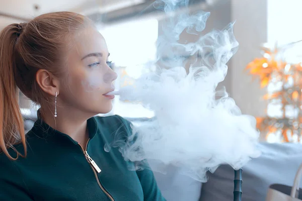 Menina Fuma Narguilé Bar Fumar Saúde Cigarros Modernos Vape — Fotografia de Stock