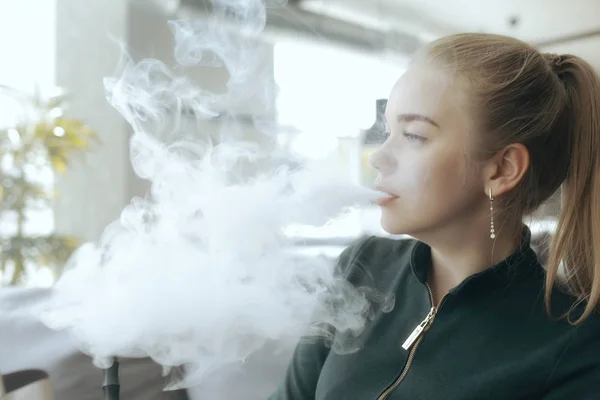 Дівчина Курить Кальян Барі Куріння Здоров Сучасні Сигарети Вейп — стокове фото