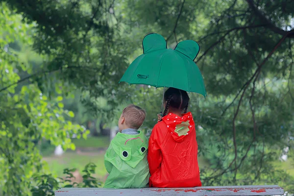 兄弟姐妹在公园的伞下 男孩和女孩在秋天的公园 走在树林的孩子秋天 — 图库照片