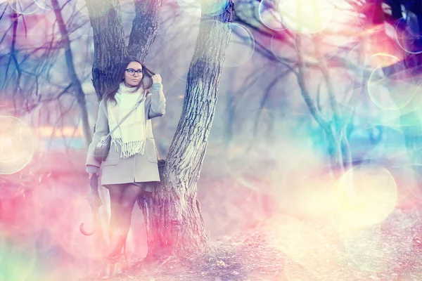 Chica Paraguas Bosque Paisaje Otoño Vista Mujer Joven Con Paraguas — Foto de Stock