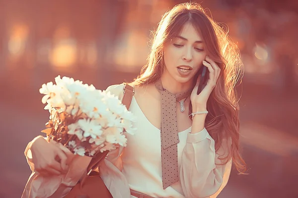 Sommar Tjej Pratar Telefon Modell Med Telefonen Ung Vuxen Flicka — Stockfoto