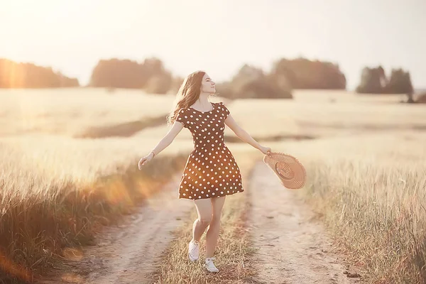 Ragazza Vestito Campo Grano Felice Estate Concetto Vacanza Modello Campo — Foto Stock