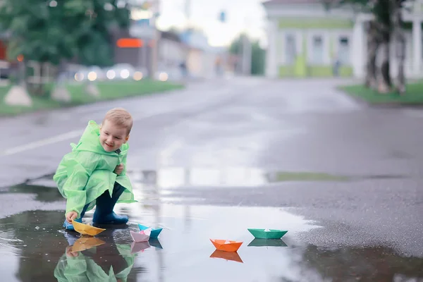 Garçon Joue Des Bateaux Dans Une Flaque Eau Enfance Marche — Photo