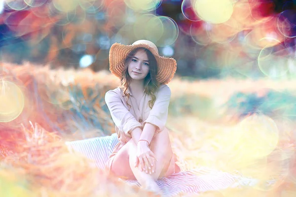 麦わら帽子 夏休み 若い大人の幸せな女性を休ませるフィールドに座っている女の子 — ストック写真