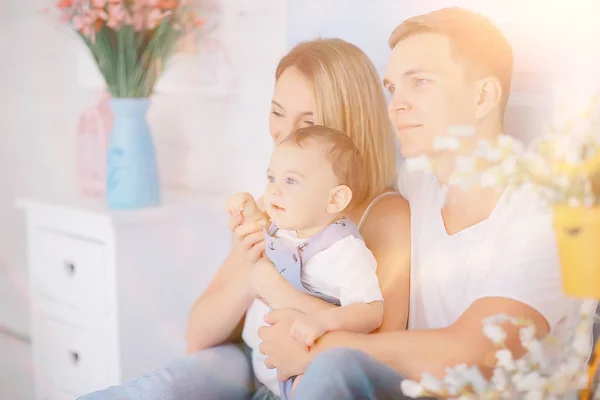 Baby Mit Eltern Einem Gemütlichen Haus Gesunde Junge Familie Mutter — Stockfoto