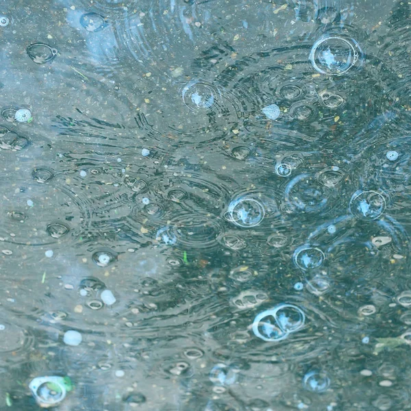 Blauwe Achtergrond Plas Van Regen Regendruppels Cirkels Een Plas Bubbels — Stockfoto
