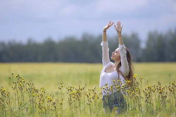 Höst Fält Flicka Hälsa Vacker Ung Modell Landskap Sommar Fält — Stockfoto