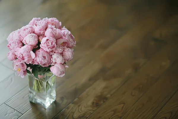 Kytice Růžových Pekonů Koncepčních Dárků Nádherných Květin Pivoňky Doma Letní — Stock fotografie