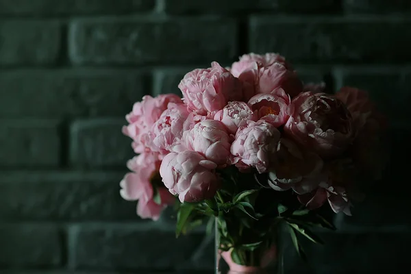 분홍색 아름다운 집에서 꽃다발의 꽃다발 — 스톡 사진