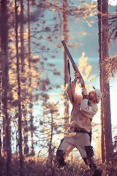 Lov Člověka Lovce Pistolí Podzimním Lese Žluté Stromy Tajga — Stock fotografie