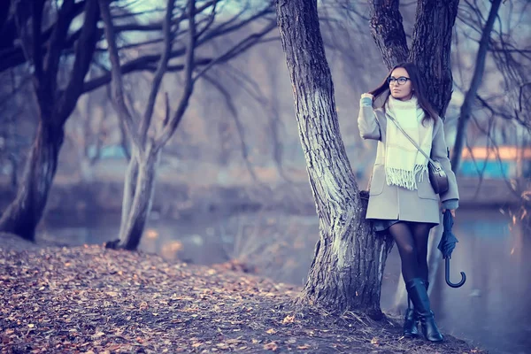 Regenschirmteich Herbst Frau Oktober Stadtpark Teich Landschaft Mit Mädchen Und — Stockfoto