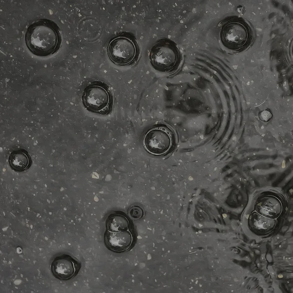 Háttérben Pocsolya Eső Körök Csepp Egy Pocsolya Textúra Buborékok Vízben — Stock Fotó
