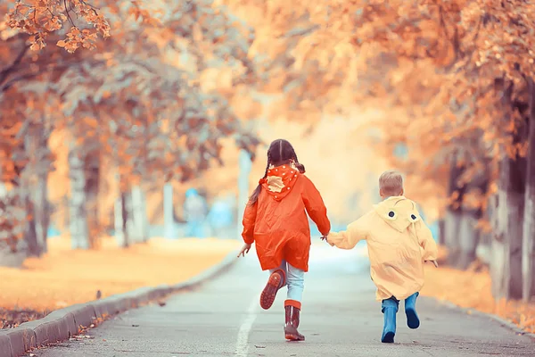 Dziecko Płaszcz Przeciwdeszczowy Gra Zewnątrz Deszczu Zdjęcia Sezonowe Jesienna Pogoda — Zdjęcie stockowe