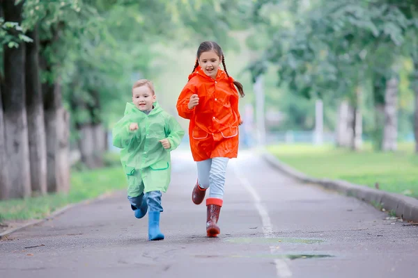 Bambini Corrono Impermeabili Parco Estivo Pioggia Camminare Fratello Sorella Bambini — Foto Stock