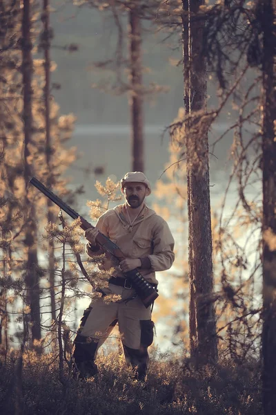 Chasseur Chasseur Avec Pistolet Chasse Dans Forêt Automne Paysage Arbres — Photo