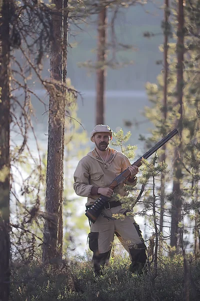 Άνθρωπος Πηγαίνει Κυνήγι Δάσος Καλοκαίρι Τοπίο Στο Δάσος Κυνηγετικά Κυνηγετικό — Φωτογραφία Αρχείου