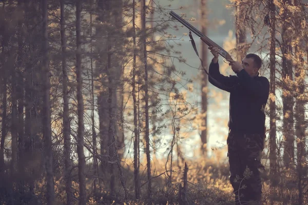 Caça Homem Caçador Com Uma Arma Caça Floresta Outono Árvores — Fotografia de Stock