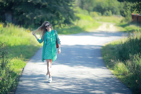 Sexig Blondin Promenad Sommarpark Urban Stil Glamorösa Ung Kvinna Urban — Stockfoto