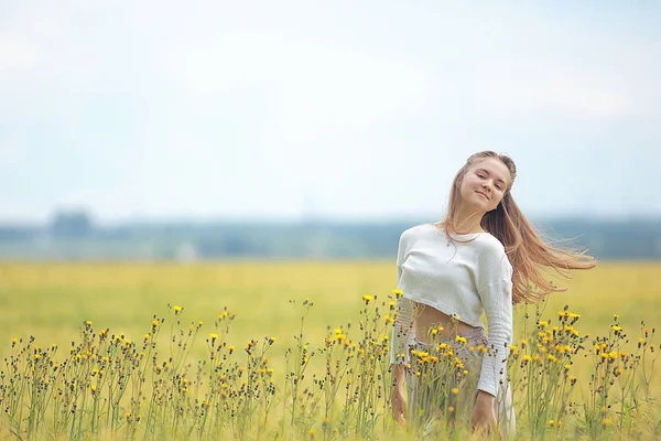 Höst Fält Flicka Hälsa Vacker Ung Modell Landskap Sommar Fält — Stockfoto