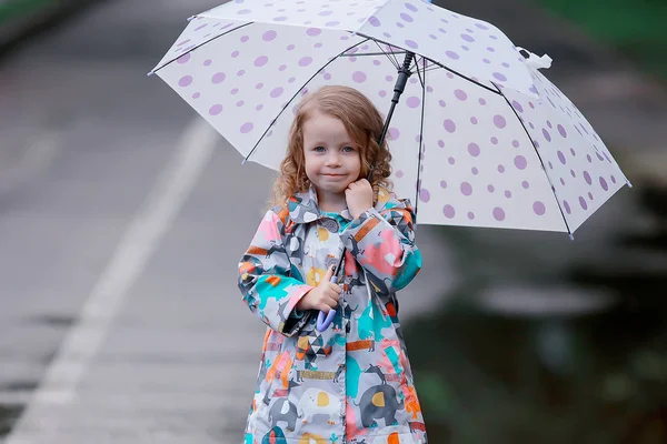 穿着雨衣的孩子在雨中在外面玩耍 季节性照片 秋天的天气 为孩子们穿暖和的衣服 — 图库照片