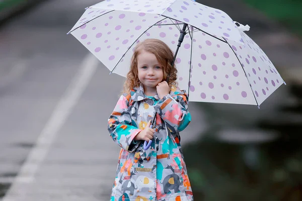 Criança Uma Capa Chuva Joga Fora Chuva Foto Sazonal Clima — Fotografia de Stock