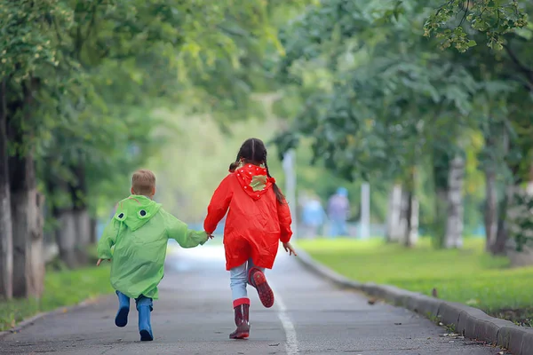 Kinder Laufen Regenjacken Sommerpark Regen Gehen Bruder Und Schwester Kinder — Stockfoto