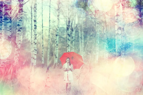 女の子傘の森の風景 都市公園で傘を持つ若い女性の秋の景色 — ストック写真
