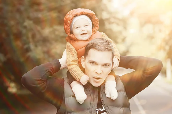 Bébé Papa Sur Ses Épaules Famille Soins Paternité Papa Fils — Photo