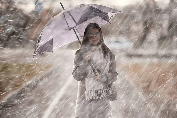 秋雨滴模型 雨天气 女孩秋天看 飞溅和雨滴在风中 十月在城市 — 图库照片