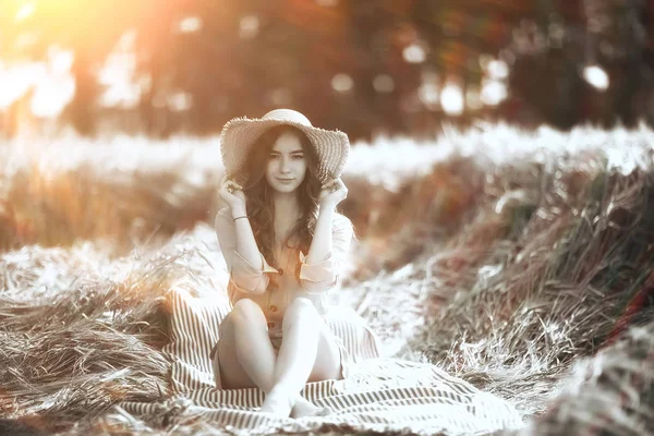 Mädchen Sitzt Auf Einem Feld Mit Strohhut Sommerurlaub Rest Junge — Stockfoto