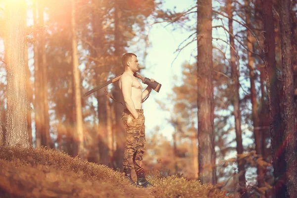 Jagd Mann Jäger Mit Gewehr Jagd Herbstwald Gelbe Bäume Landschaft — Stockfoto