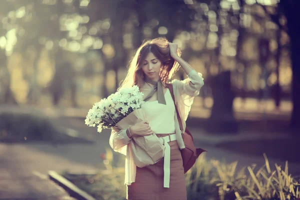Gadis Memegang Karangan Bunga Berjalan Jalan Taman Romantis Muda Cantik — Stok Foto