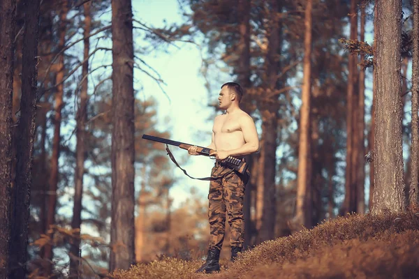 Caça Homem Caçador Com Uma Arma Caça Floresta Outono Árvores — Fotografia de Stock