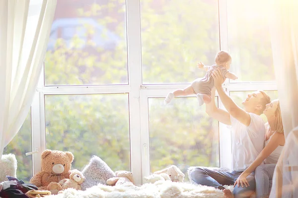 Mamá Papá Bebé Pequeño Niño Sentado Ventana Familia Joven Nuevo — Foto de Stock