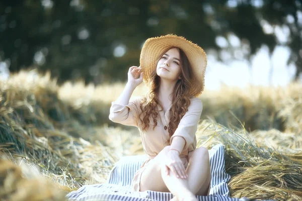 Joven Feliz Modelo Europeo Vacaciones Verano Paseo Naturaleza Paisaje Verano —  Fotos de Stock